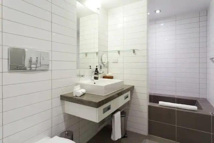 Stunning Lakeview 1 Bedroom Apartment Queenstown Dış mekan fotoğraf